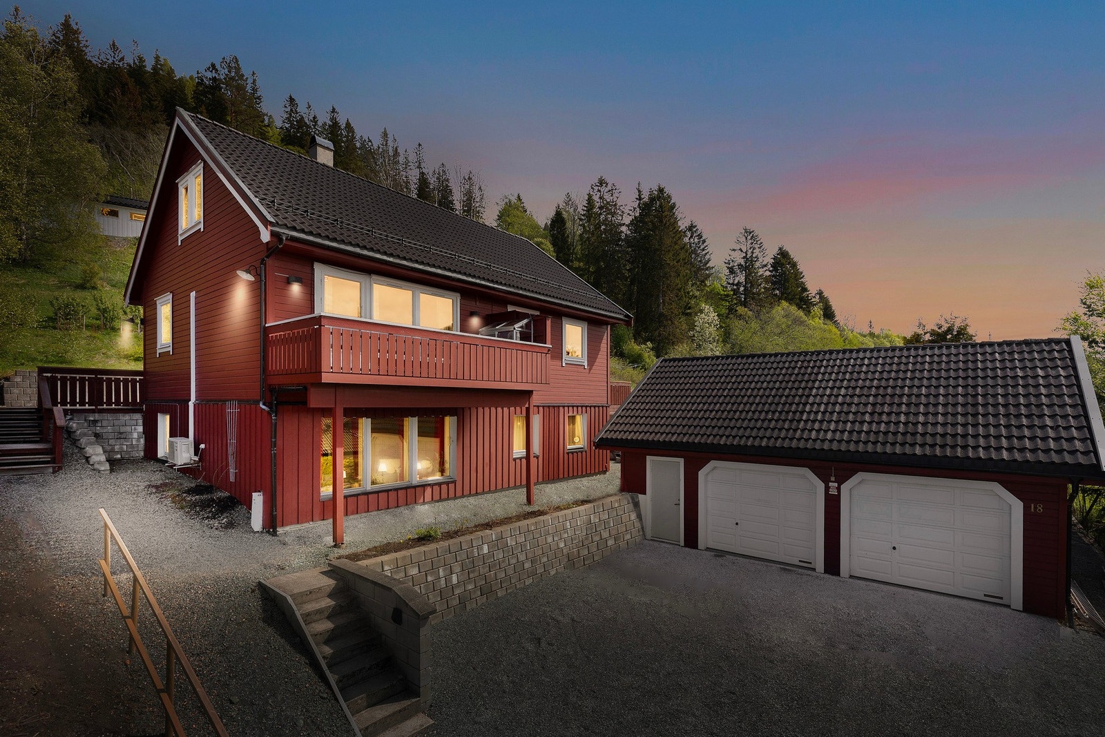 Velkommen til Skrivarbakken 18! (simulert kveldsfoto) Galleribilde