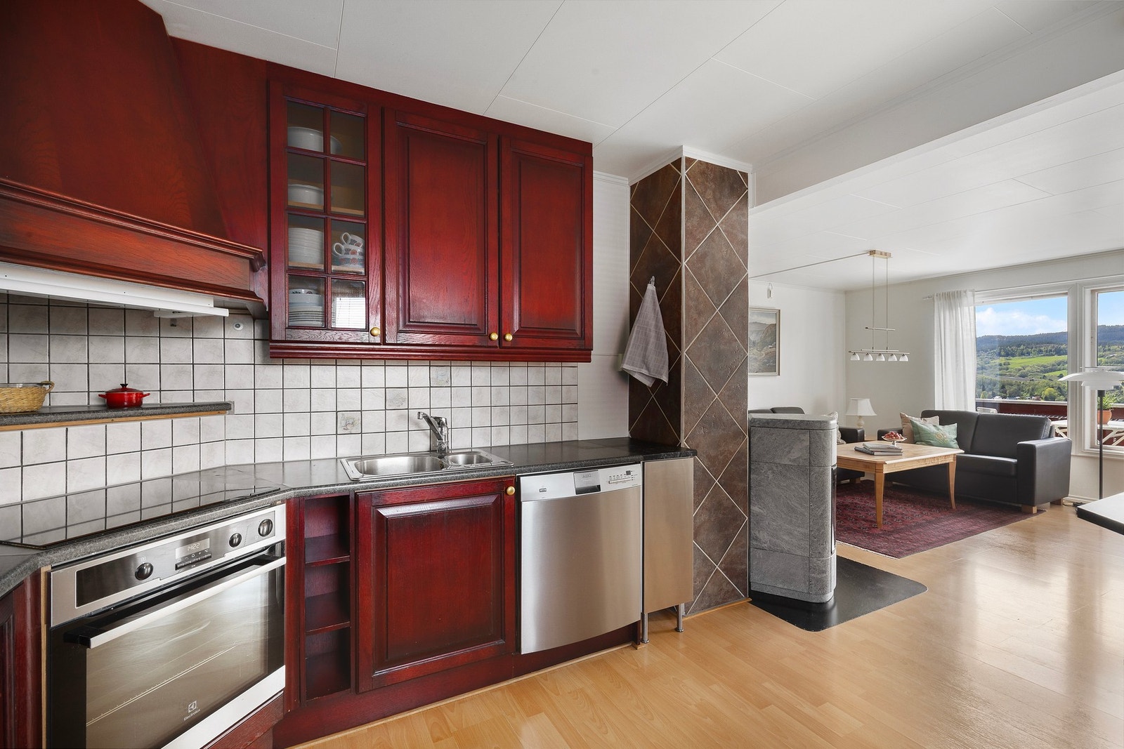 Kjøkkenet har rikelig med skap- og benkeplass som legger til rette for en praktisk og funksjonell hverdag. Galleribilde