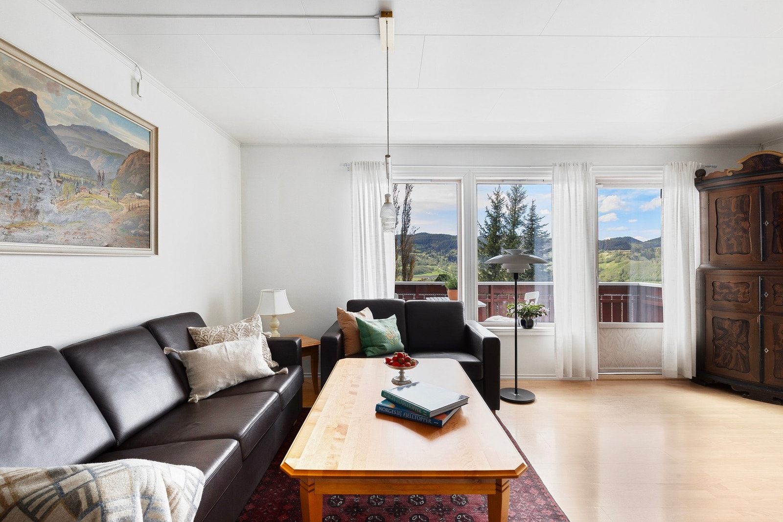 Store vindusflater sikrer rikelig med naturlig lysinnslipp og skaper en innbydende romfølelse. Galleribilde
