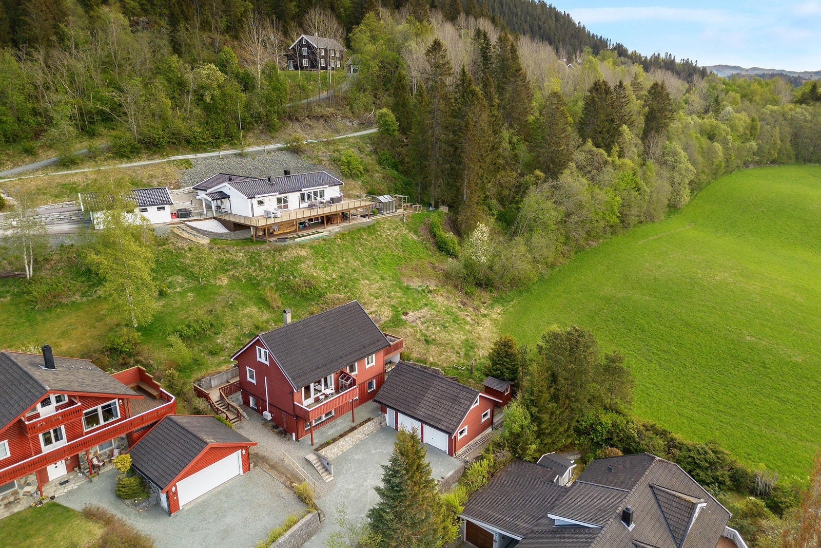 Skrivarbakken 18 har en skjermet og familievennlig beliggenhet med gode solforhold, fine uteområder og kort avstand til hverdagens fasiliteter. Galleribilde