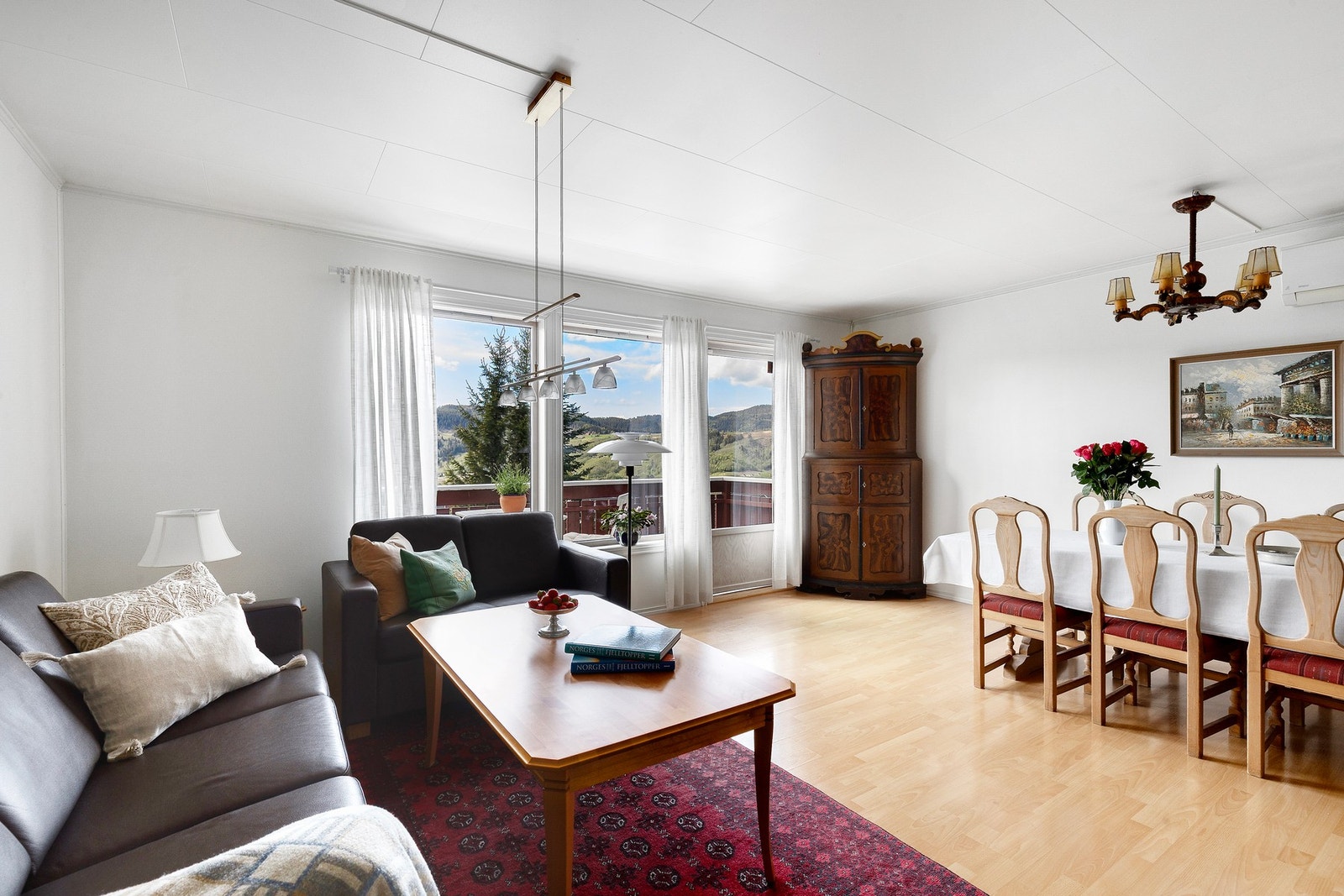 Her får du et innbydende stue-og kjøkken areal på hele 40,5 kvadratmeter. Galleribilde