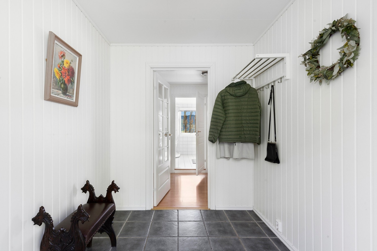 Boligens sokkeletasje er i dag utleid på en tidsubestemt leieavtale og inneholder entré, gang, 2 soverom, bad/vaskerom, stue/kjøkken og bod. Galleribilde