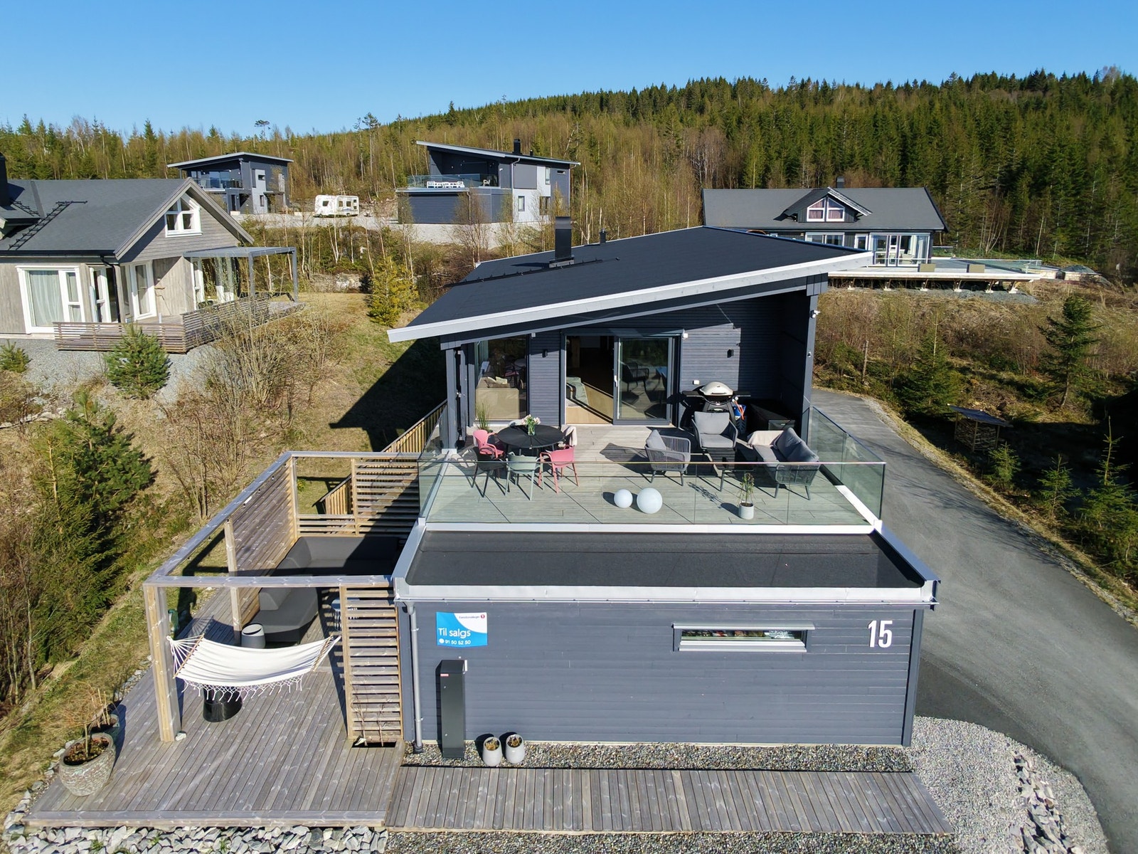 Pent opparbeidet uteområde med terrasse ved stue i 2. etg, samt romslig terrasse på bakkeplan! Galleribilde