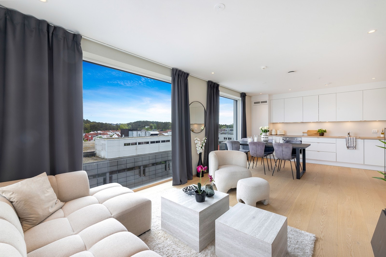 Lys stue med fine vindusflater Galleribilde