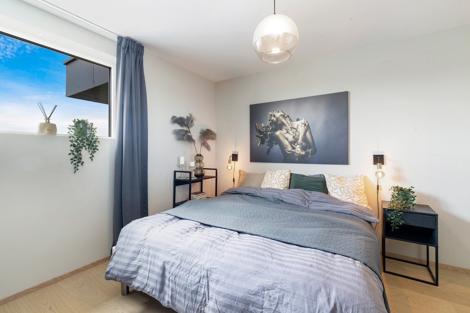 Hovedsoverom med god plass til dobbeltseng Galleribilde