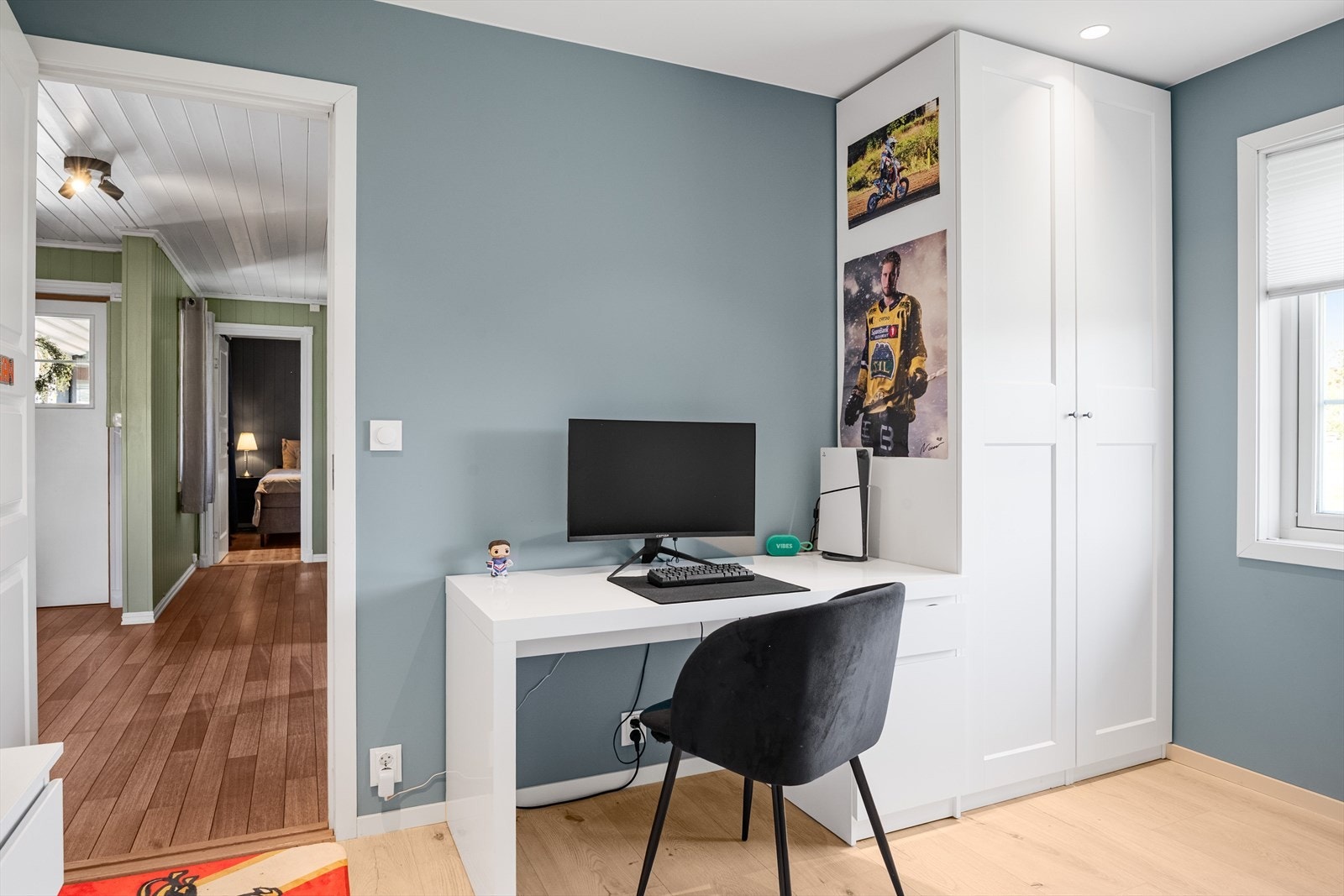 Plass til det man trenger som seng og oppbevaringsmøbel. Galleribilde