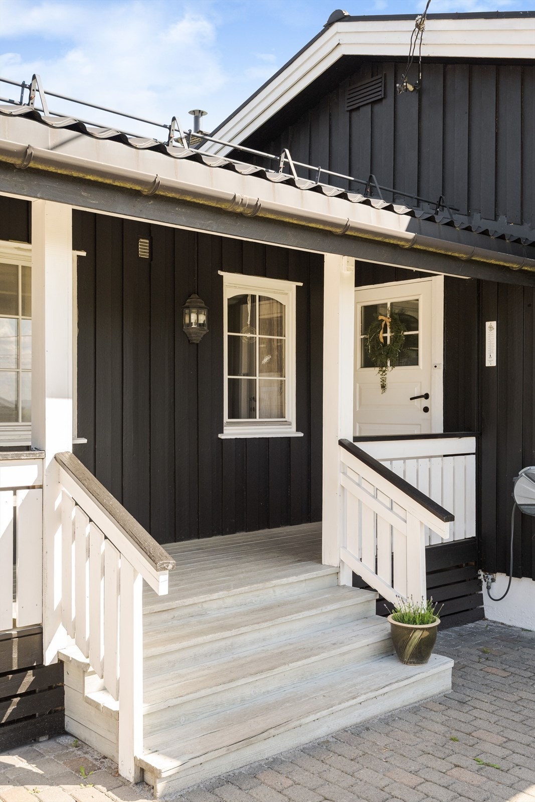 Boligen har inngangsparti med takoverbygg hvor du også kan ha en liten sittegruppe. Galleribilde