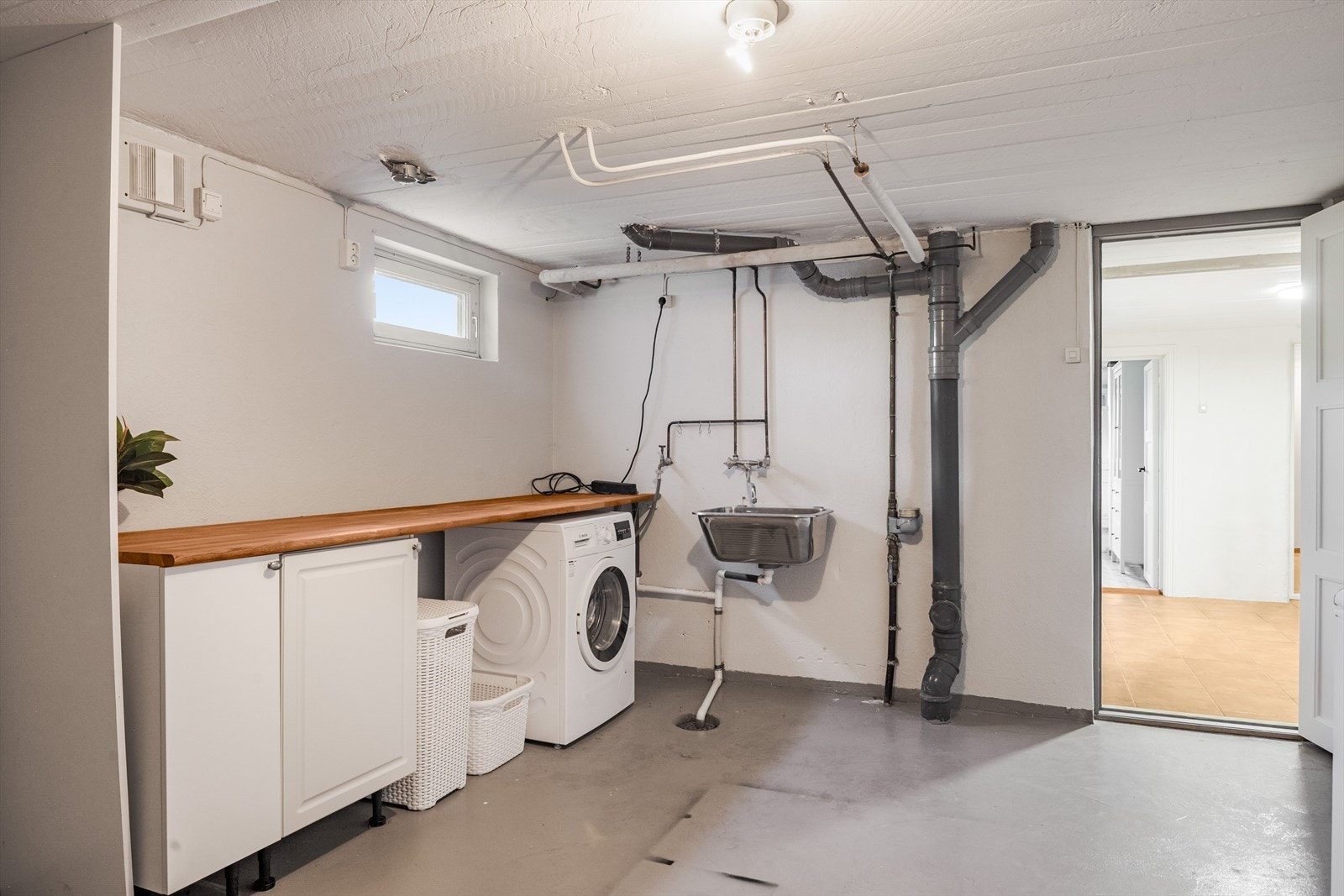 Det er skap og godt med benkeplass. Galleribilde