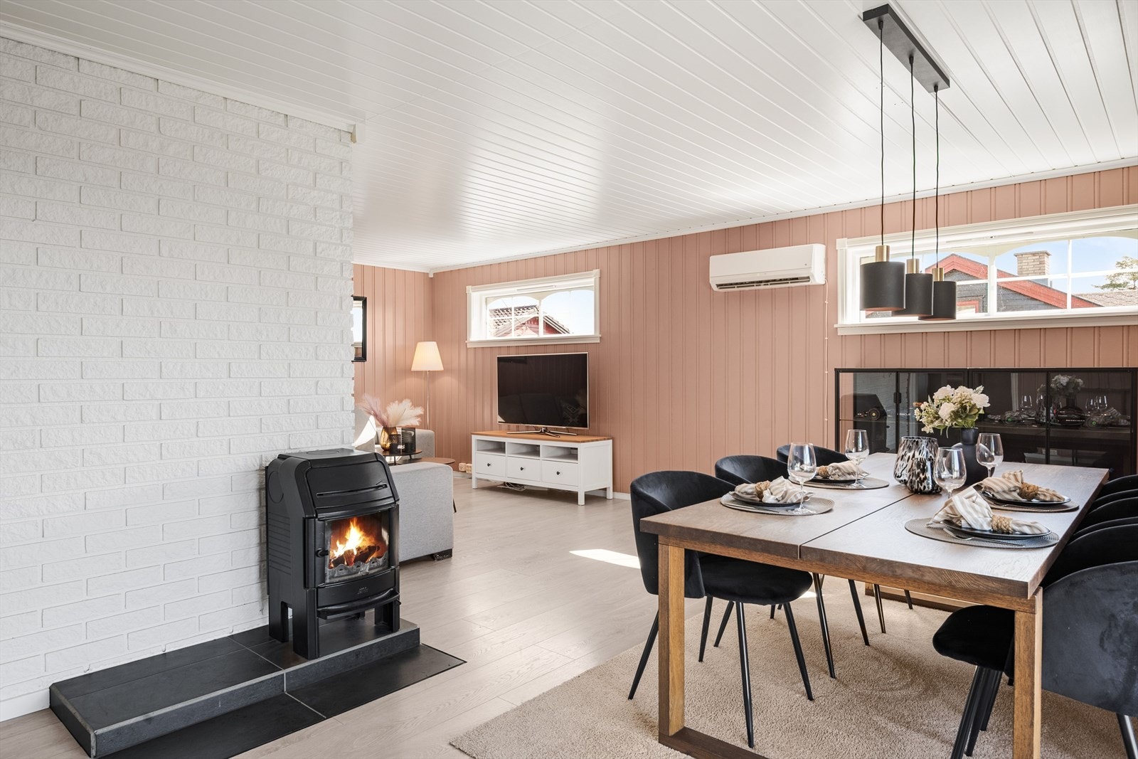 Møbleringsvennlig stue med god plass til blant annet spisebord og sofakrok. Galleribilde