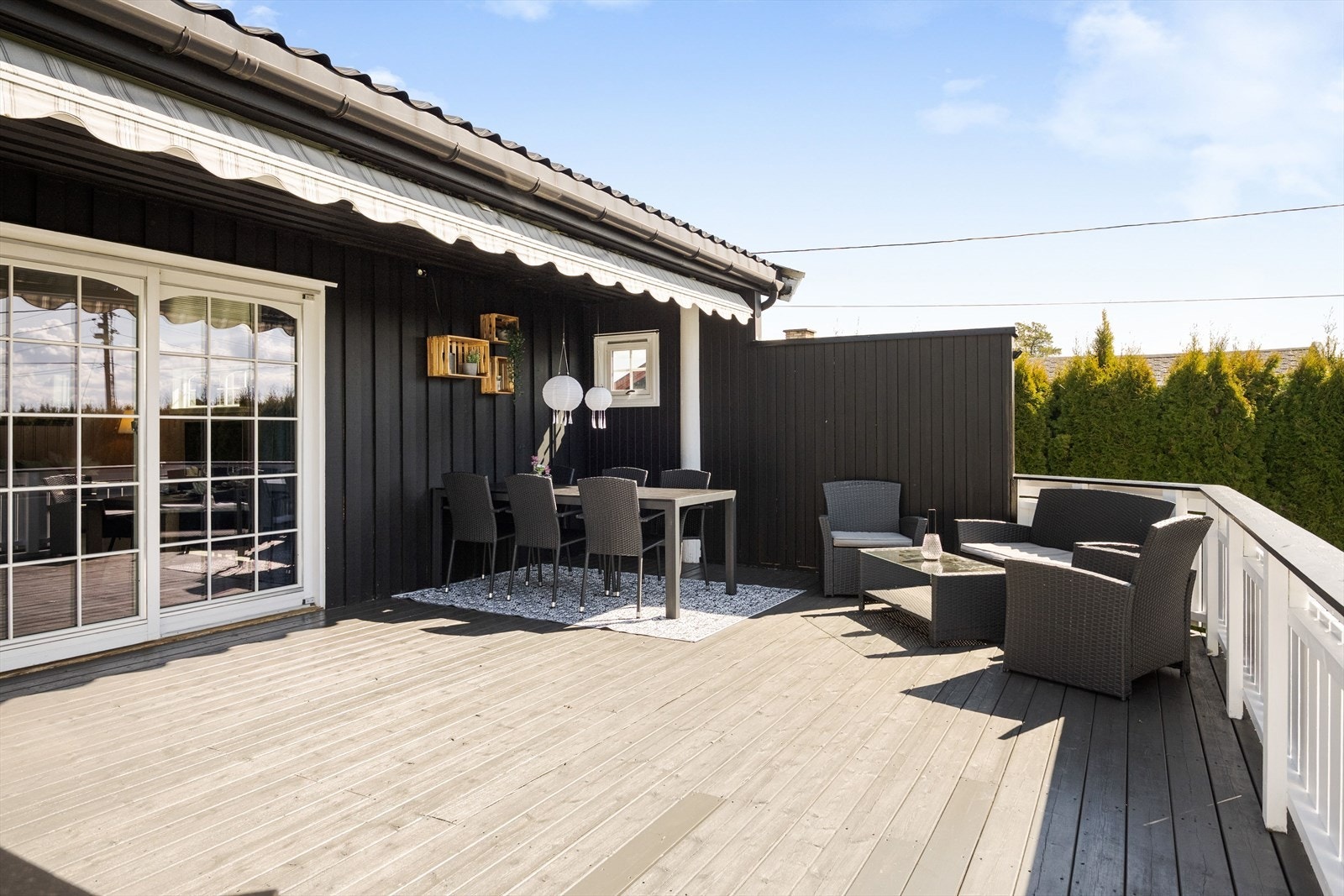 Fra spisestuen er det utgang til sørvendt terrasse med sol fra morgen til langt på dag. Galleribilde