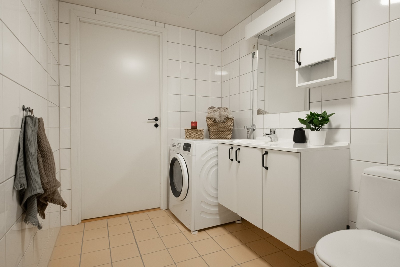 Badet har god plass til vaskemaskin og øvrig baderomsinnredning. Galleribilde