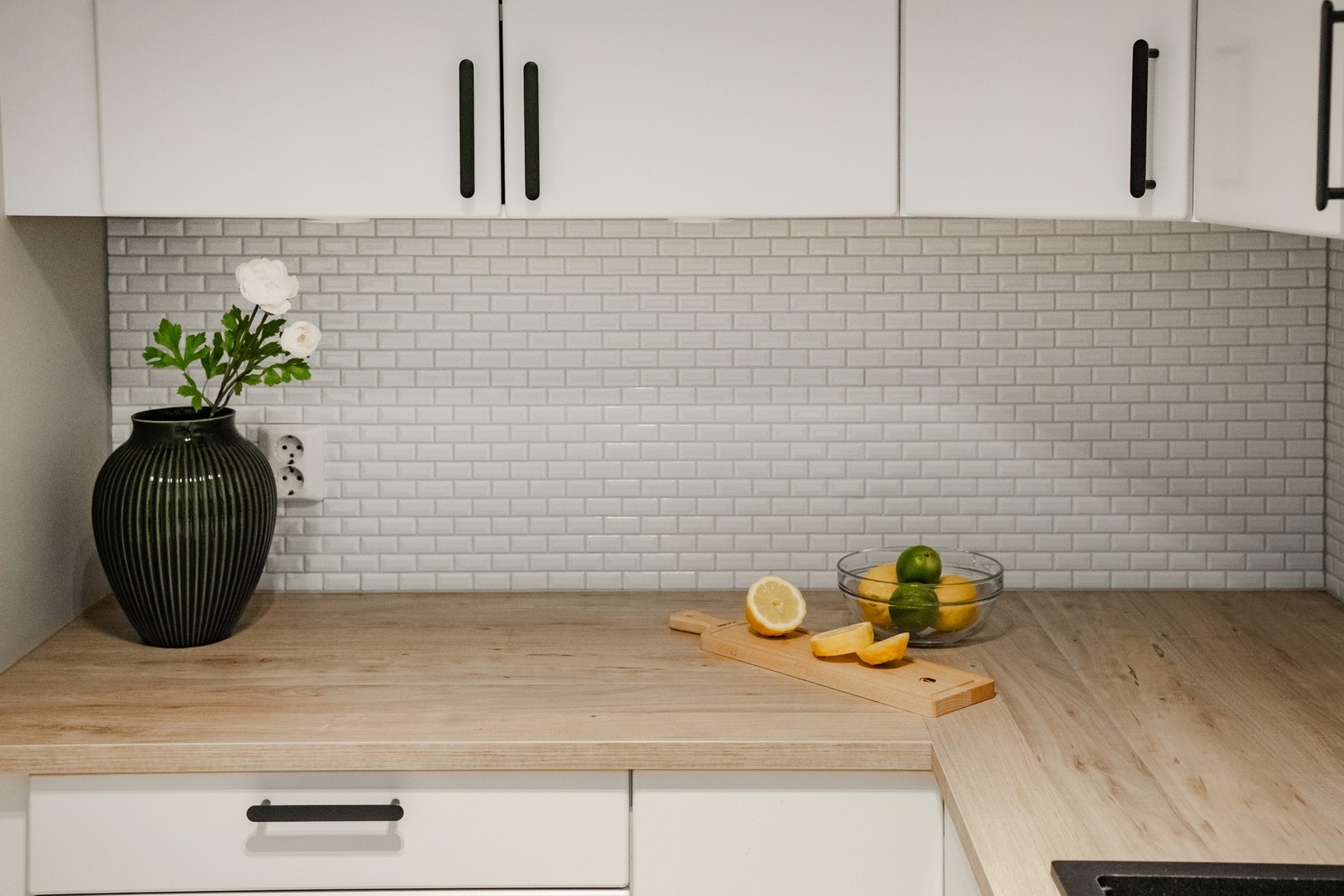 Ny laminat benkeplate med nedfelt kum i kompositt fra 2023. Galleribilde