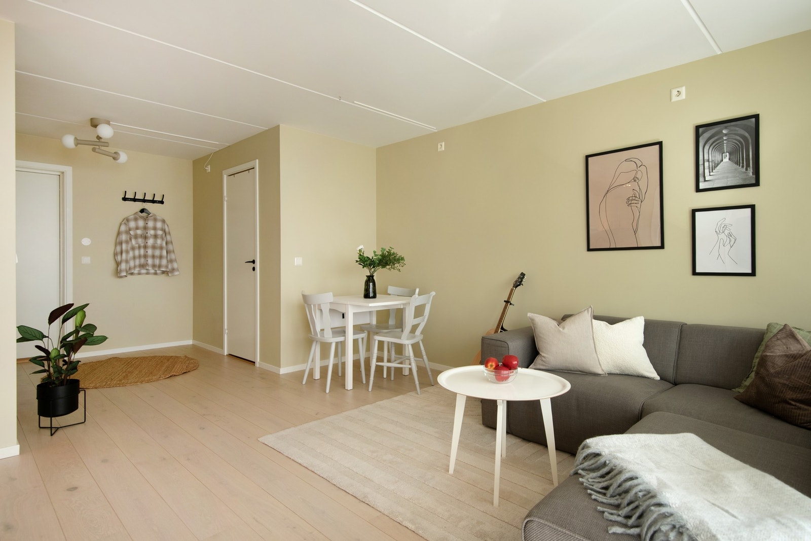 Stuen har god plass til sofa med tilhørende stuebord og TV-benk, samtidig som det er naturlig plassering for spisebord i tilknytning til kjøkkenet. Galleribilde