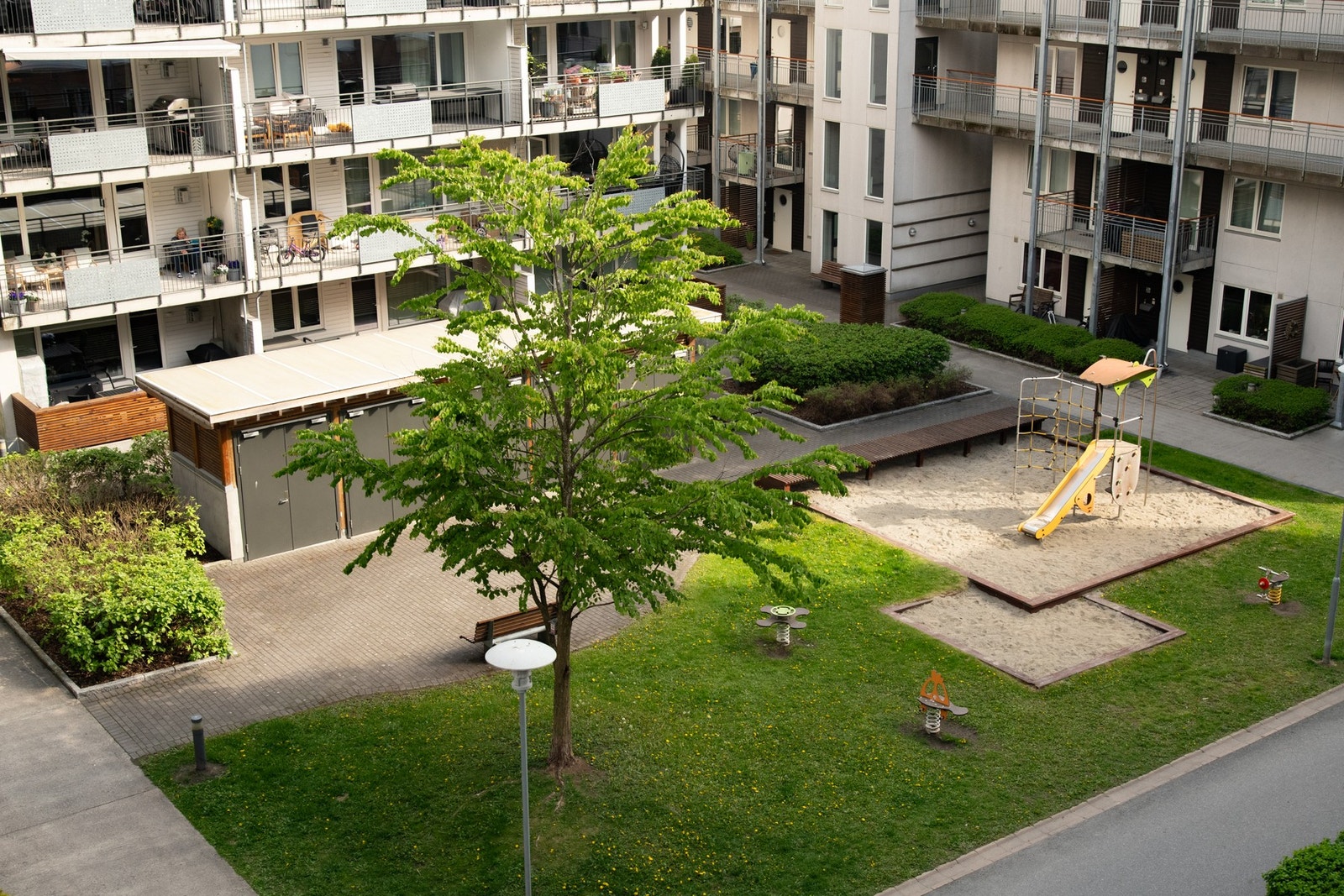 Balkongen har et fint utsyn mot de velholdte fellesområdene og oppleves privat og rolig. Galleribilde
