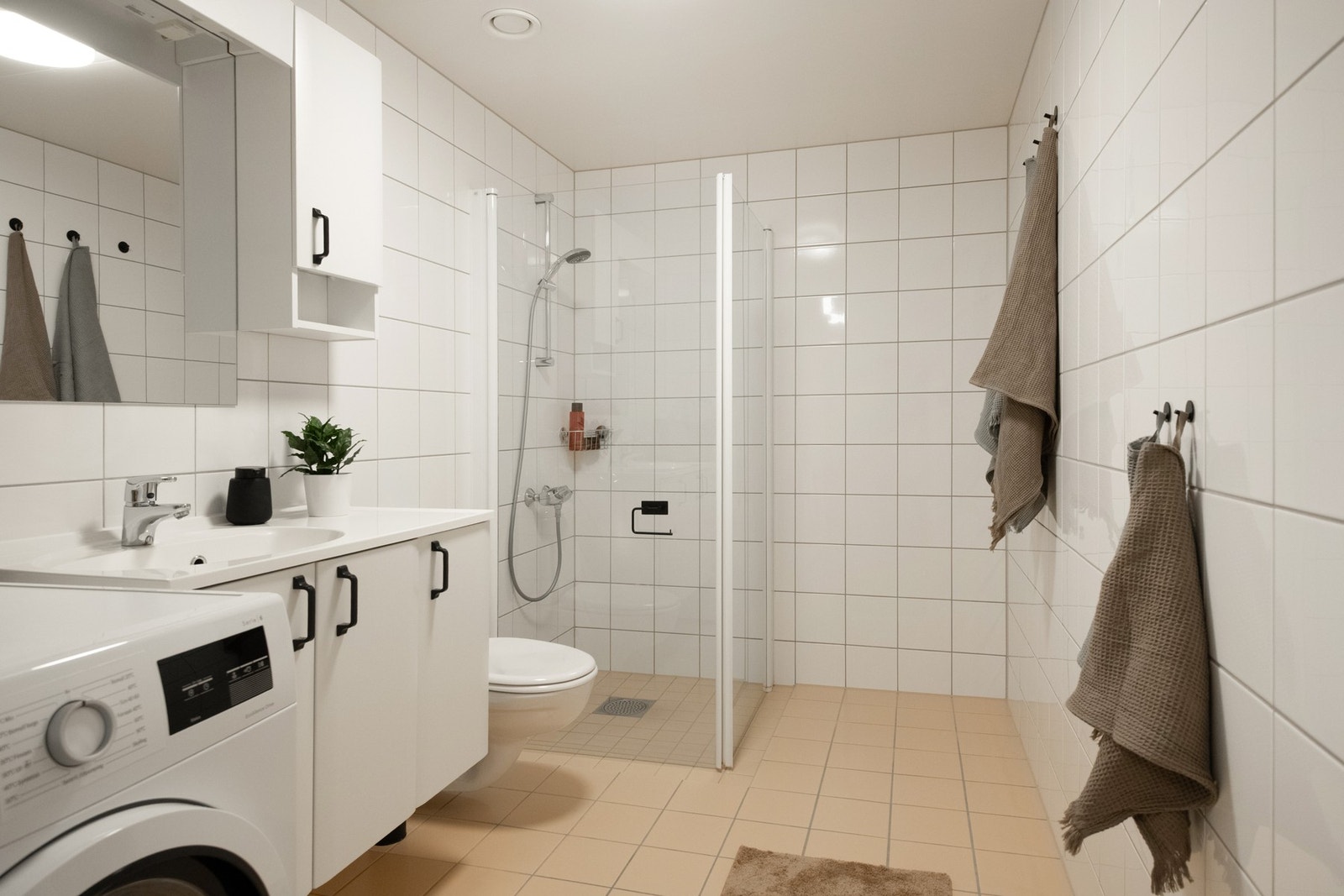 Badet er fra byggeår 2007 og fremstår som romslig og funksjonelt med en tidløs utforming. Galleribilde