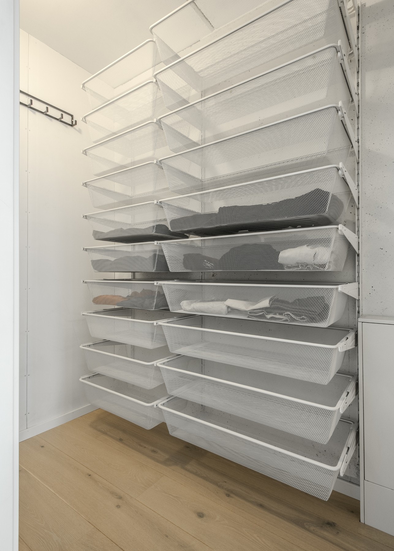 I tilknytning til entréen disponerer boligen også en bod på ca. 2m², perfekt som ekstra oppbevaringsplass for sesongutstyr, klær og øvrige eiendeler. Galleribilde