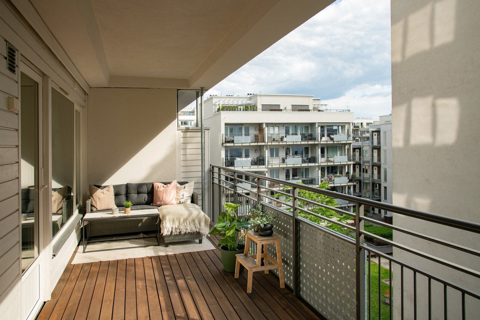 Balkongen har et areal på hele 15m² - en naturlig forlengelse av stuen. Galleribilde