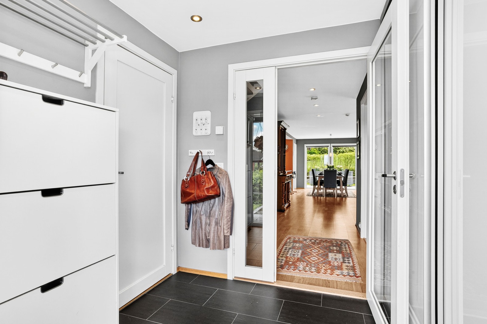 Gulvet er flislagt og himlingen er utstyrt med downlights Galleribilde