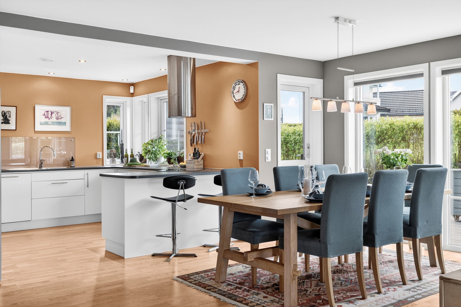 Moderne kjøkkeninnredning med slette fronter og laminert benkeplate med nedfelt oppvaskkum og ett-greps armatur Galleribilde