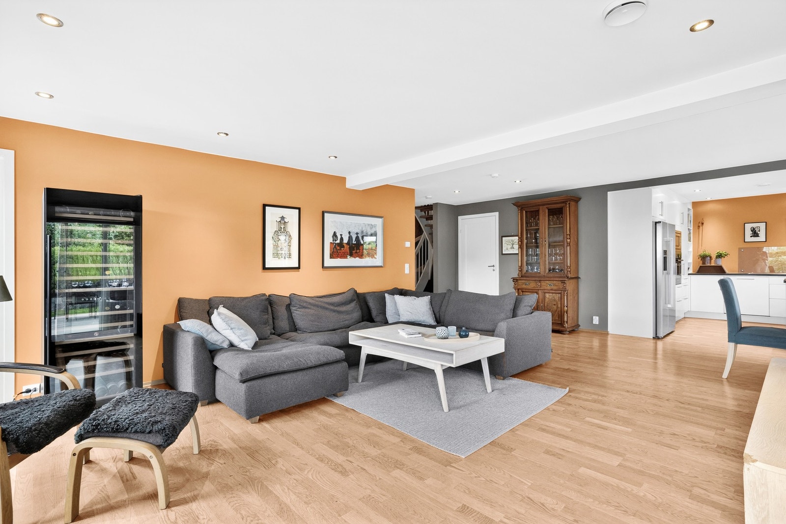 Gulvene er belagt med 3-stavs parkett, mens vegger og himling har malte, slette overflater. Downlights i himlingen gir et stilrent preg Galleribilde