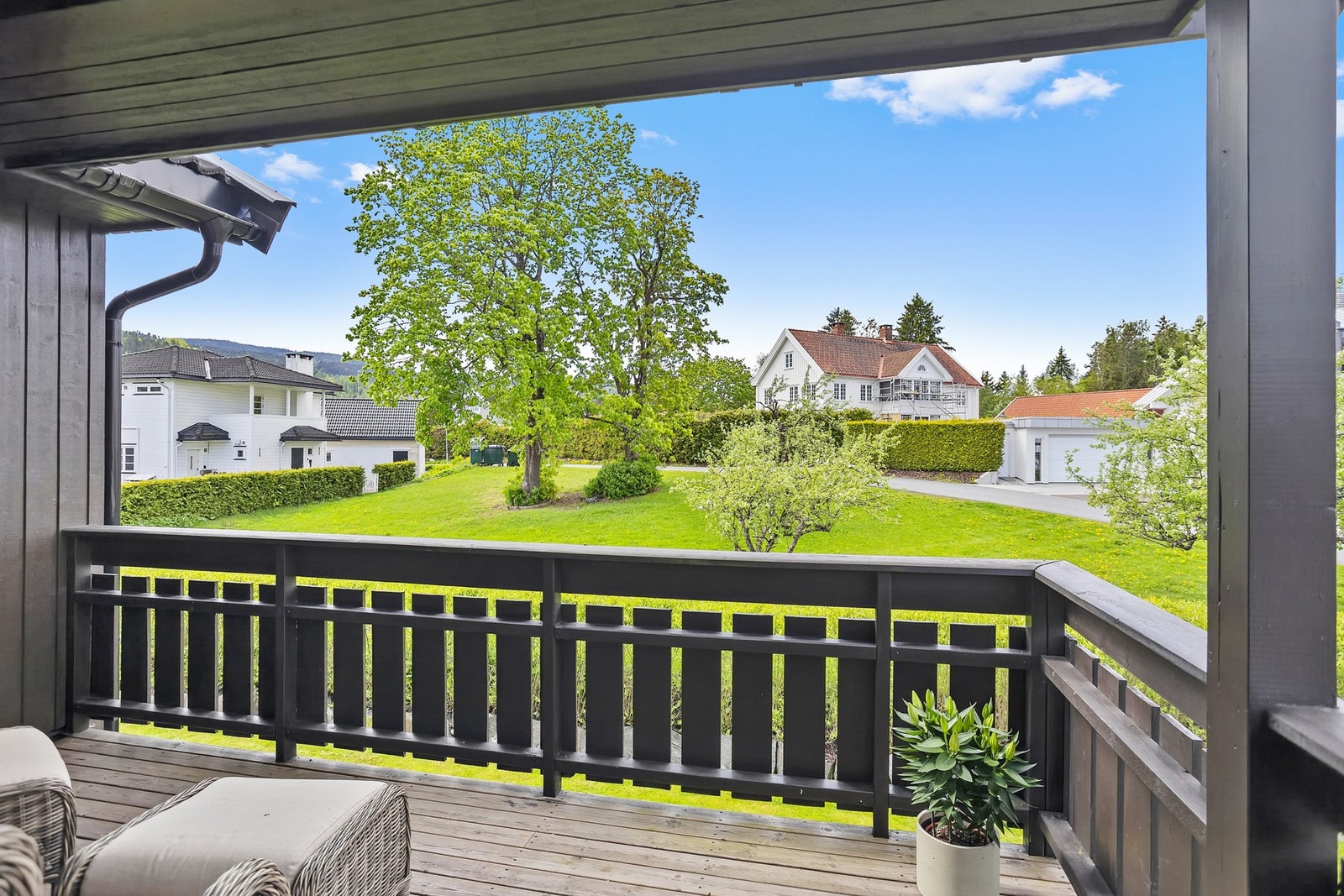 Fra stuen er det utgang til veranda på ca. 9 kvm, utstyrt med utebelysning og stikkontakter Galleribilde