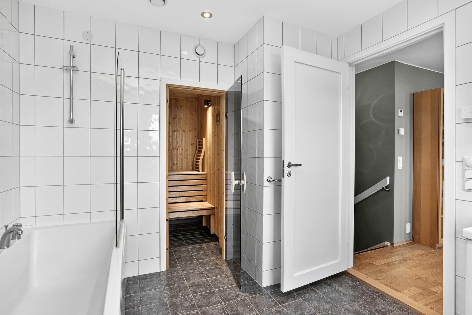 Fra badet er det adkomst til badstue med flislagt gulv, panel på vegger og i himling, mekanisk avtrekk og elektrisk badstueovn Galleribilde