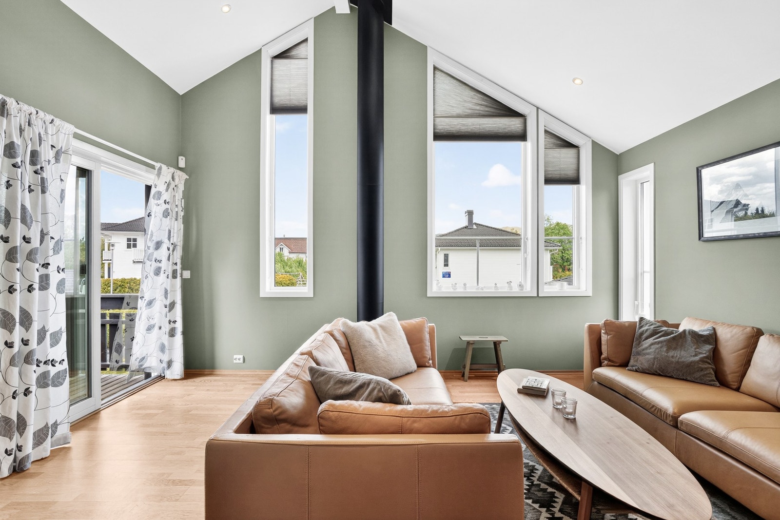 Stuen har gulv med 3-stavs parkett, malte slette vegger og himling med downlights Galleribilde