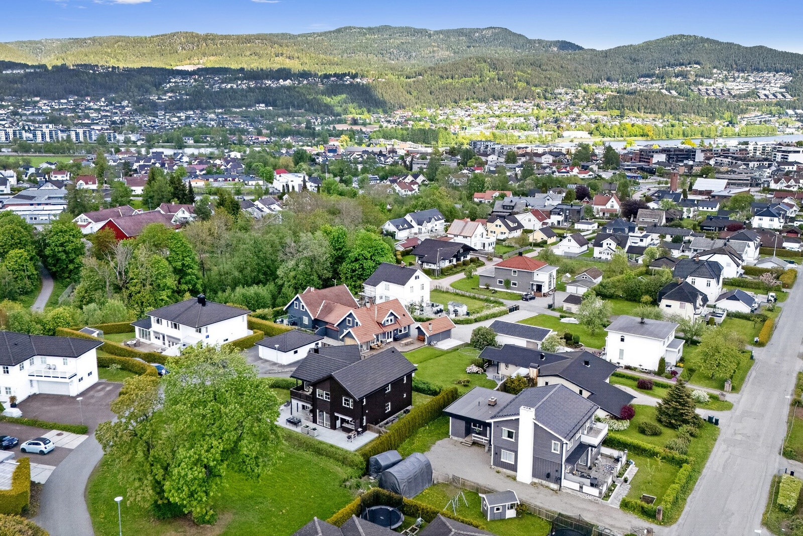 Fra eiendommen er det kort avstand til barnehage, barne- og ungdomsskole, dagligvarebutikk og togstasjon - alt innenfor 1 km fra boligen Galleribilde