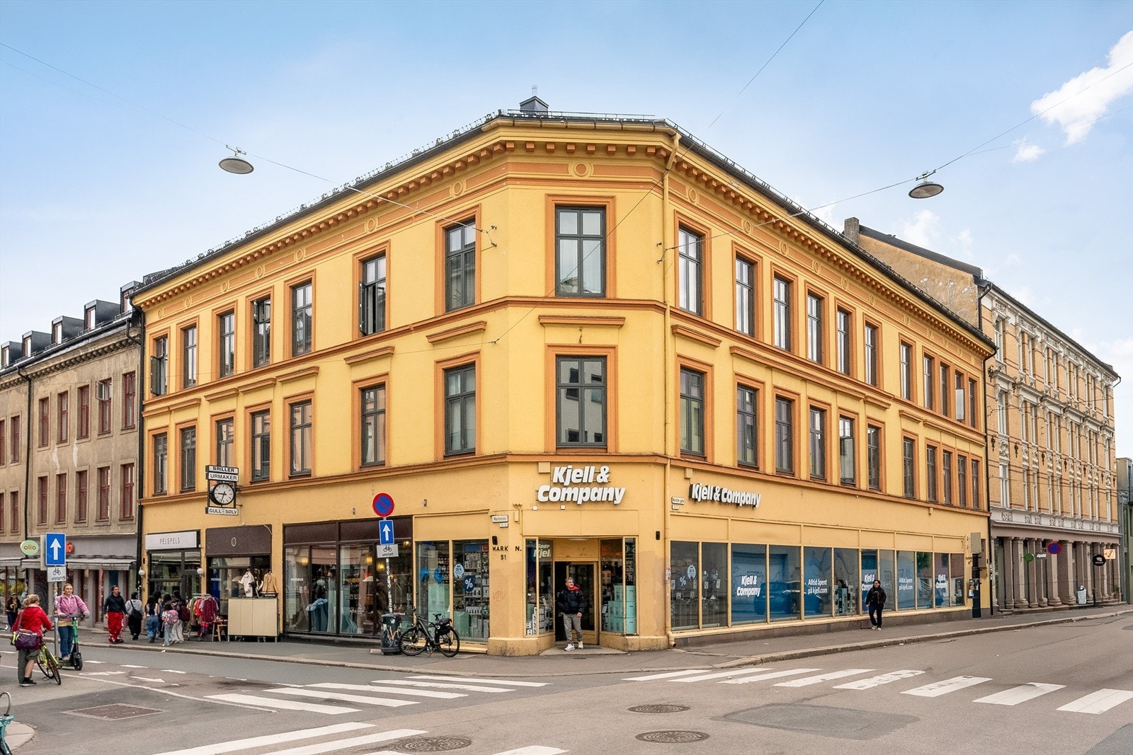 Leiligheten ligger i hjertet av det mange omtaler som Oslos mest levende bydel - Grünerløkka - med en sjelden kombinasjon av pulserende byliv og skjermet ro. Velkommen på visning! Galleribilde