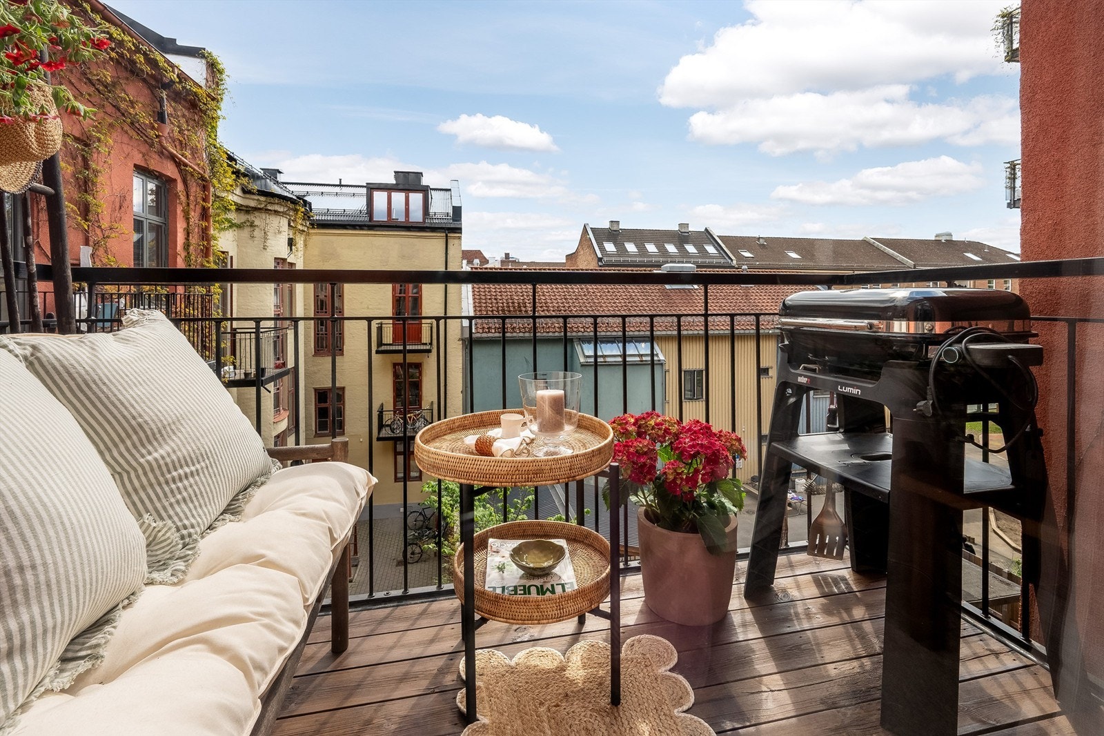 Balkongen har plass til sittegruppe og grill, og vender ut mot idyllisk og grønn bakgård. Gode solforhold med sol fra ca. kl 10-18 sommerstid i følge selger Galleribilde