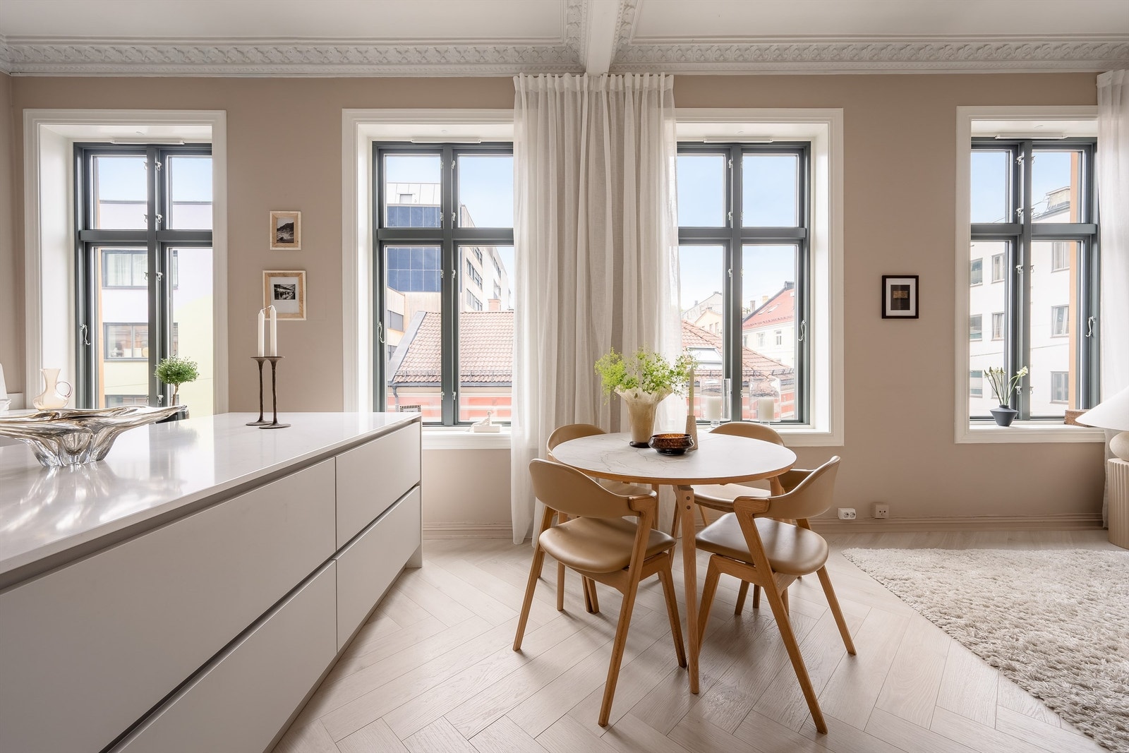 Store vindusflater gir godt med naturlig lys. Vinduene ble byttet i regi av sameiet i 2025 Galleribilde