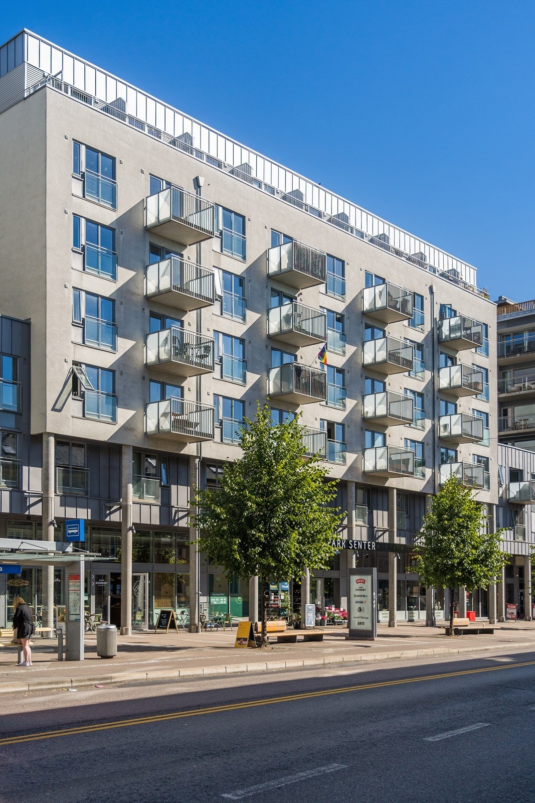 Ringnes Park med Meny, Mester grønn og frisør. Her ligger også Ringen kino og SATS Galleribilde