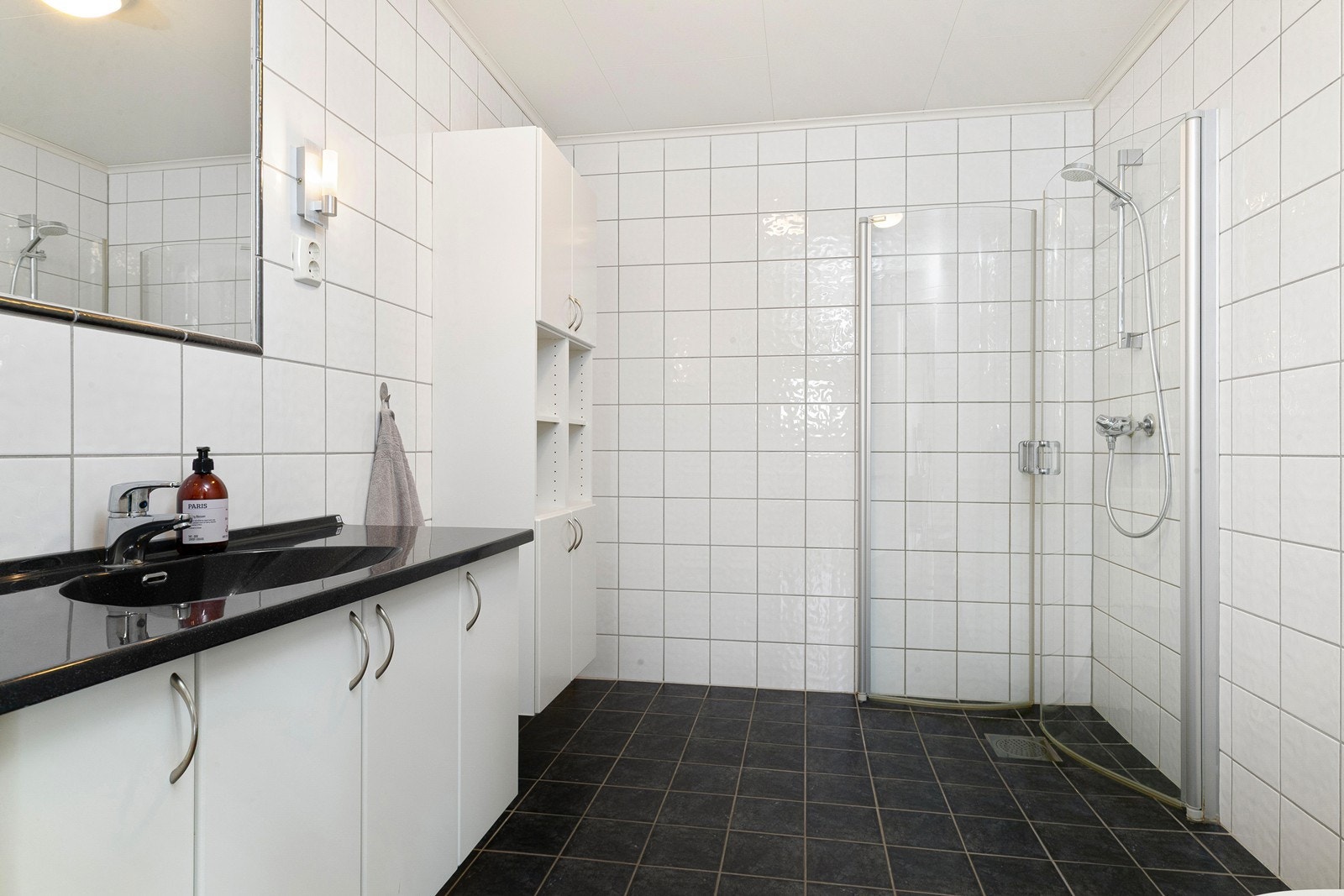 Stor flislagt bad Galleribilde