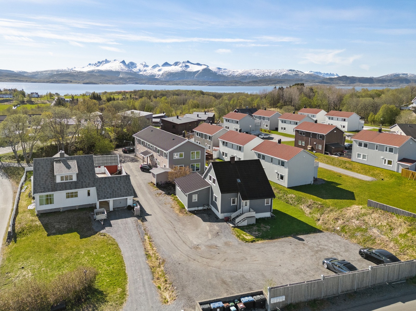 God plass til parkering på felles grusede parkeringsplasser. Galleribilde