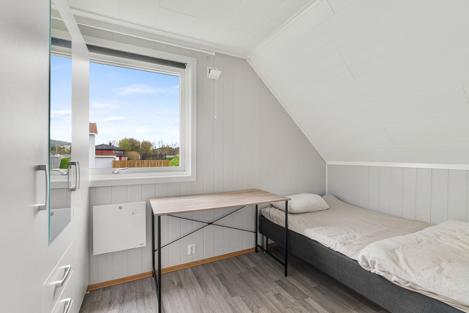 Soverom nr. 5 - Andre etasje inneholder fire soverom og ett bad. Galleribilde