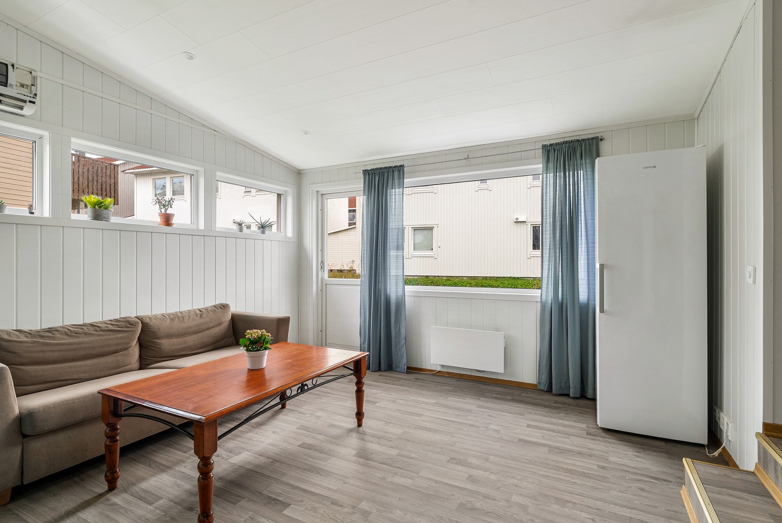 Fra denne stuen er det utgang til altanen via en balkongdør som ble skiftet i 2014. Galleribilde