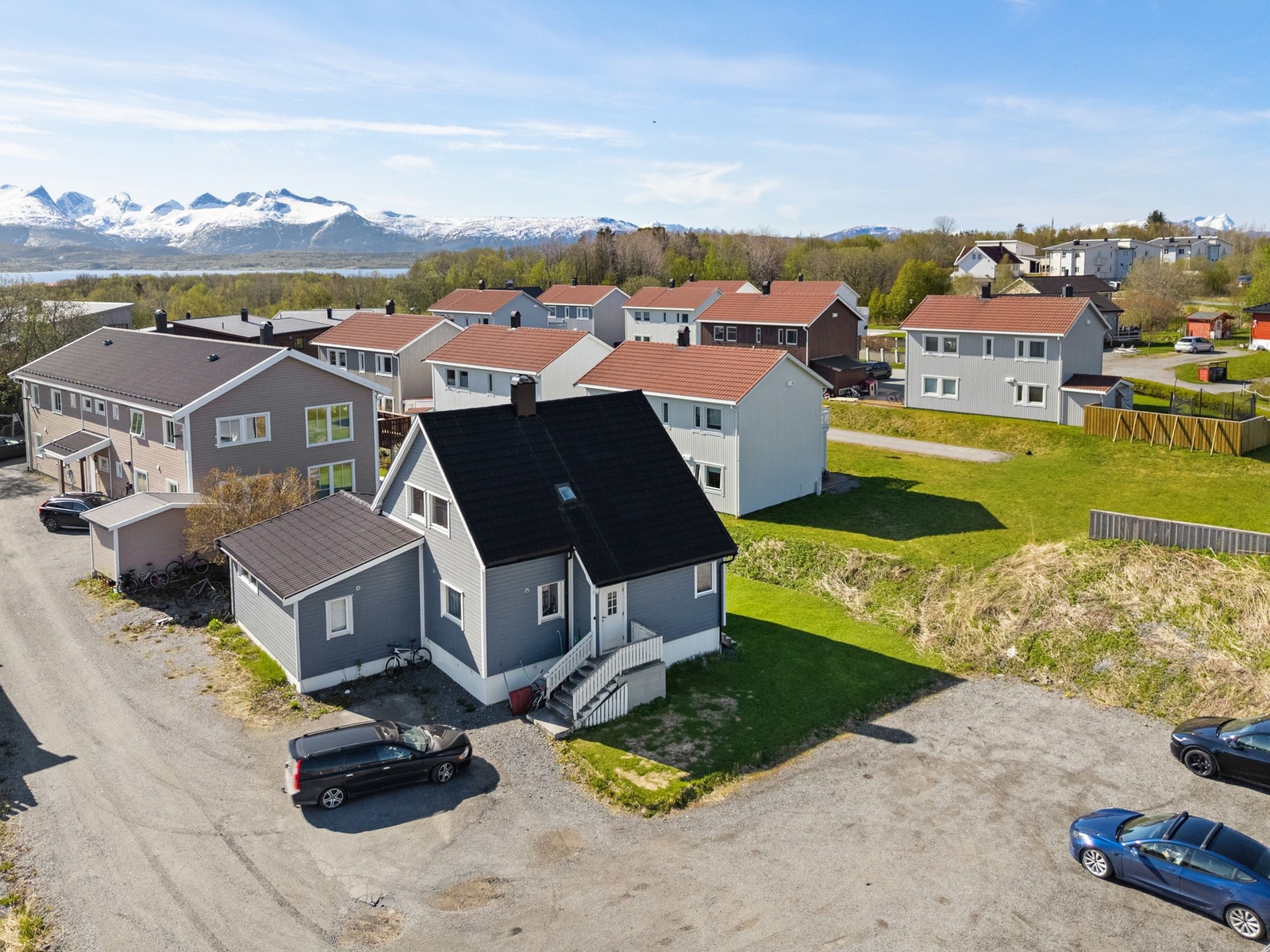 Fra eiendommen er det gangavstand til Rema 1000 Bertnes (3 min) og Bertnes bussholdeplass (4 min). Galleribilde