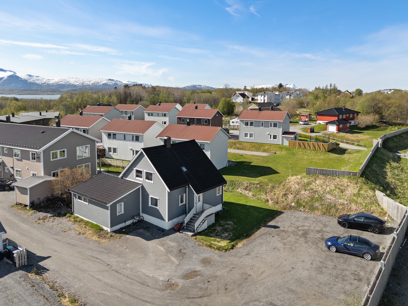 Tomten er opparbeidet med plen og adkomst - Felles parkering Galleribilde