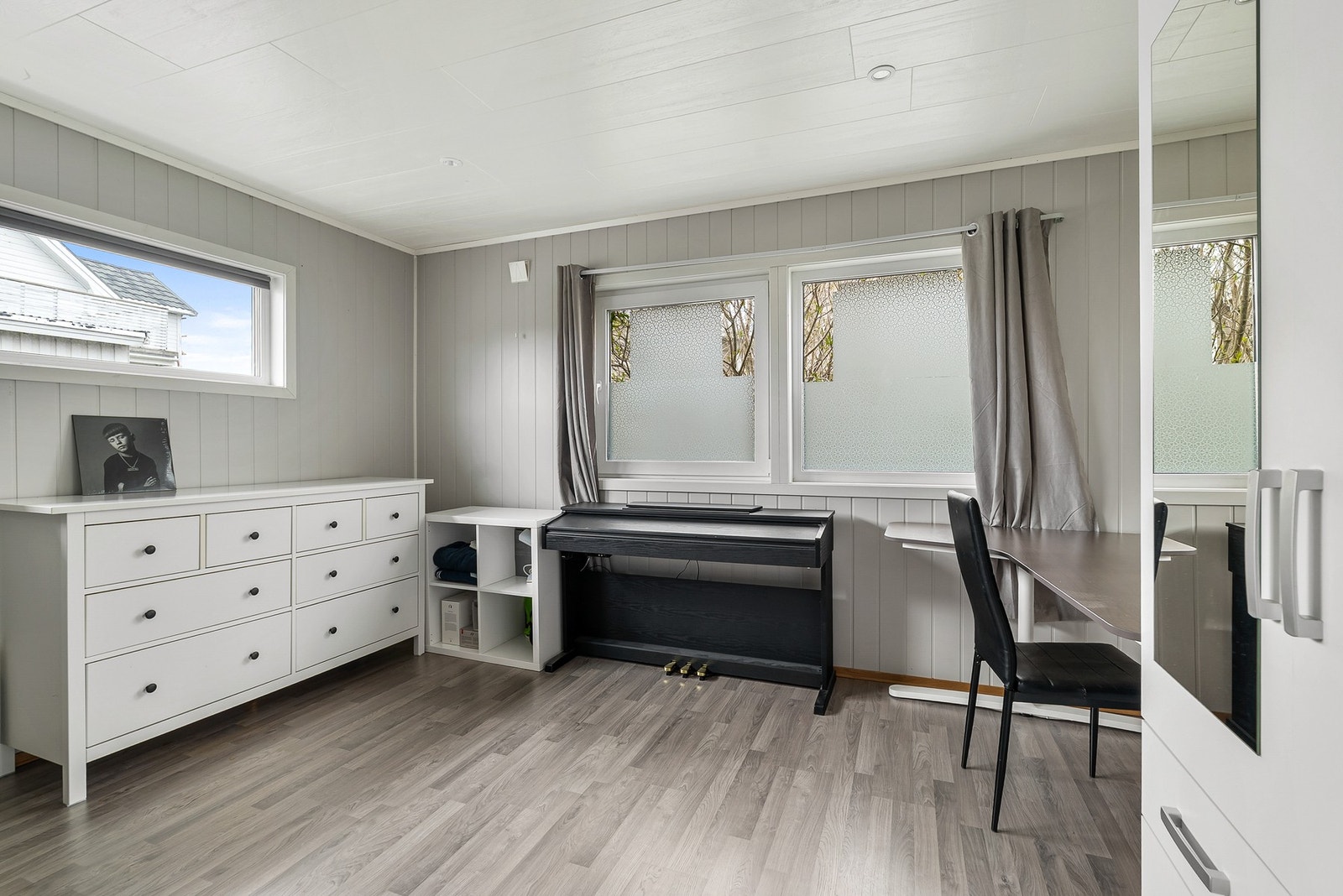 Romslig soverom i første etasje med plass til både seng og arbeidsplass. Galleribilde