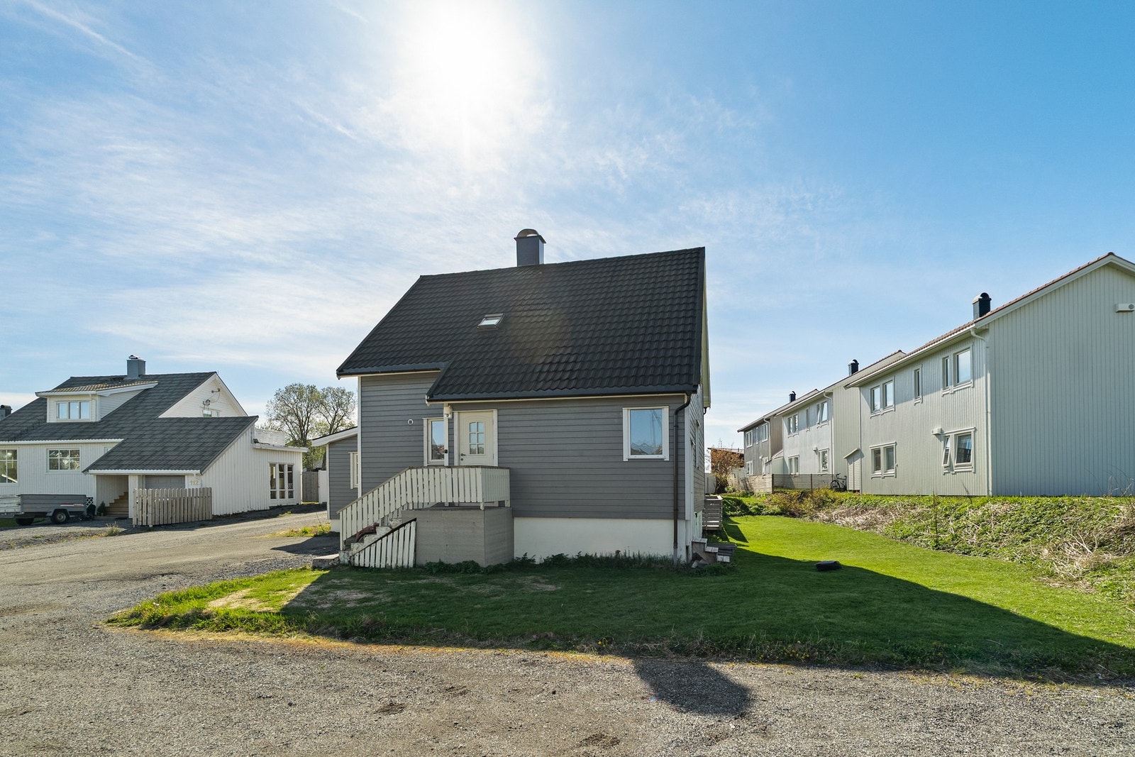 Enebolig oppført i 1966. Fasaden ble etterisolert og fikk ny kledning i 2014, og taket fikk ny tekking samme år. Galleribilde