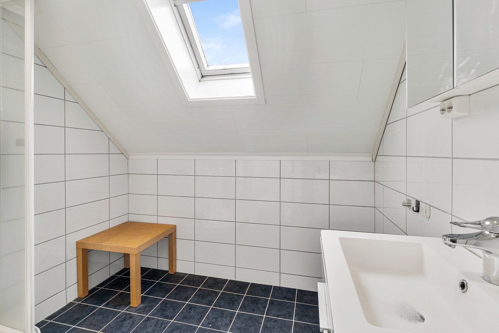 Badet i andre etasje har takvindu som gir naturlig lys. Galleribilde