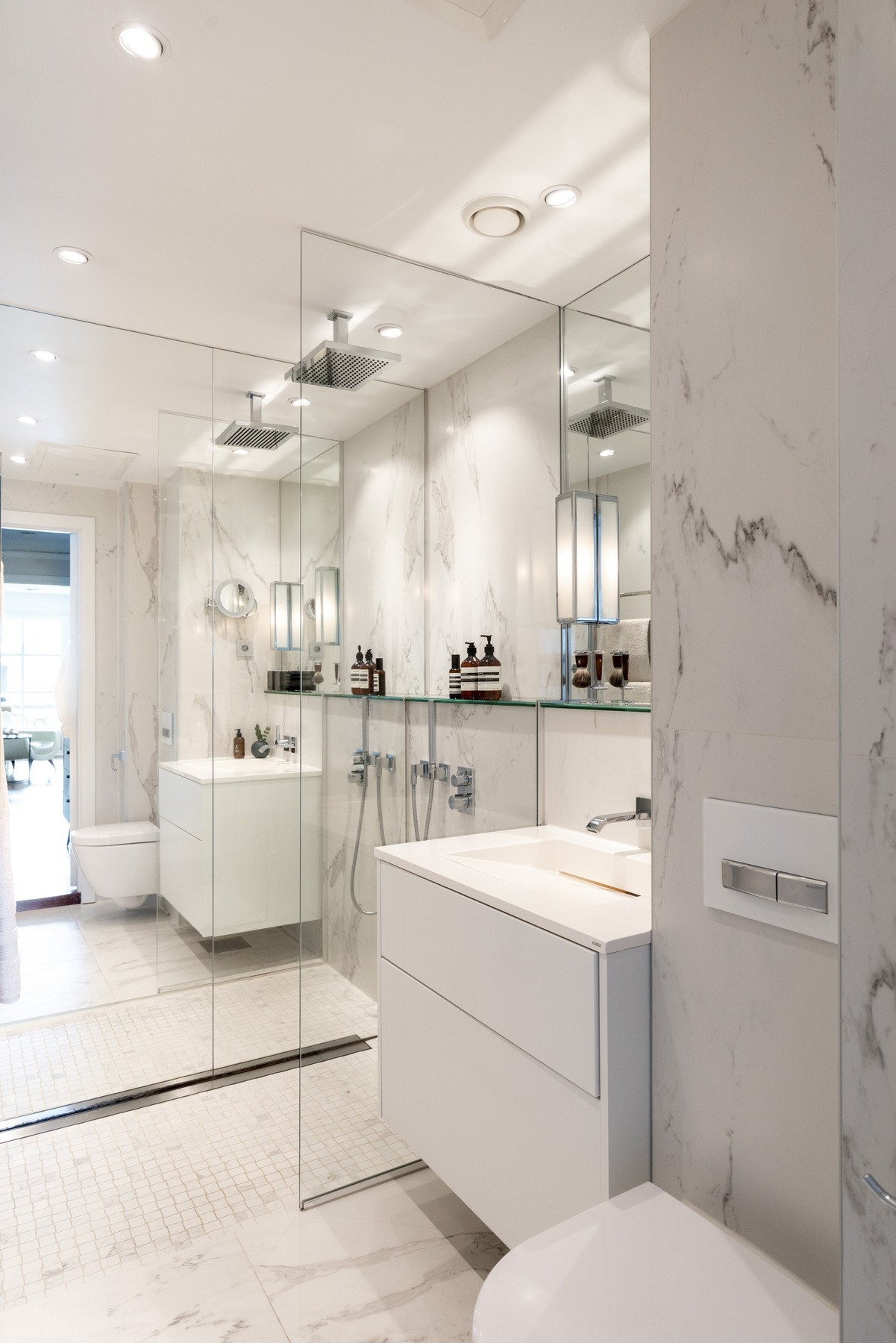Badet fra 2016 er flislagt med marmorfliser på vegger og har et lyst og rolig uttrykk. Galleribilde