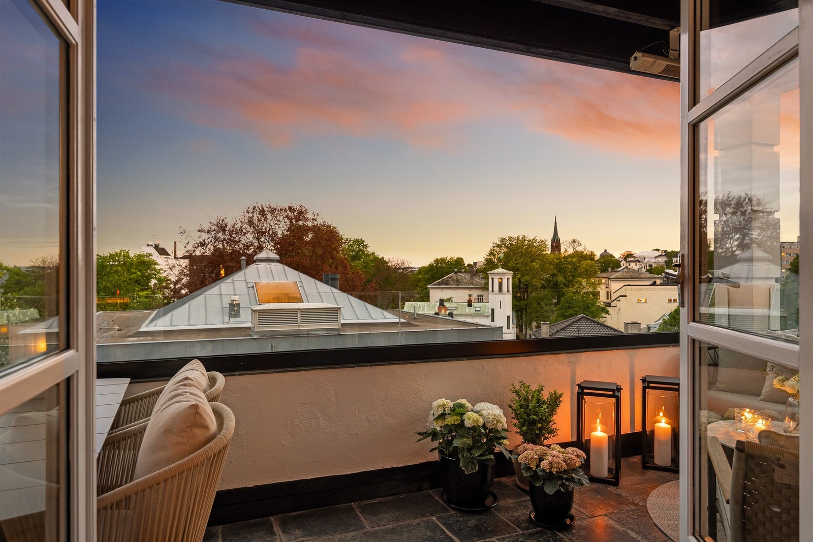 Fra peisstuen er det adkomst til terrasse mot sør. Galleribilde