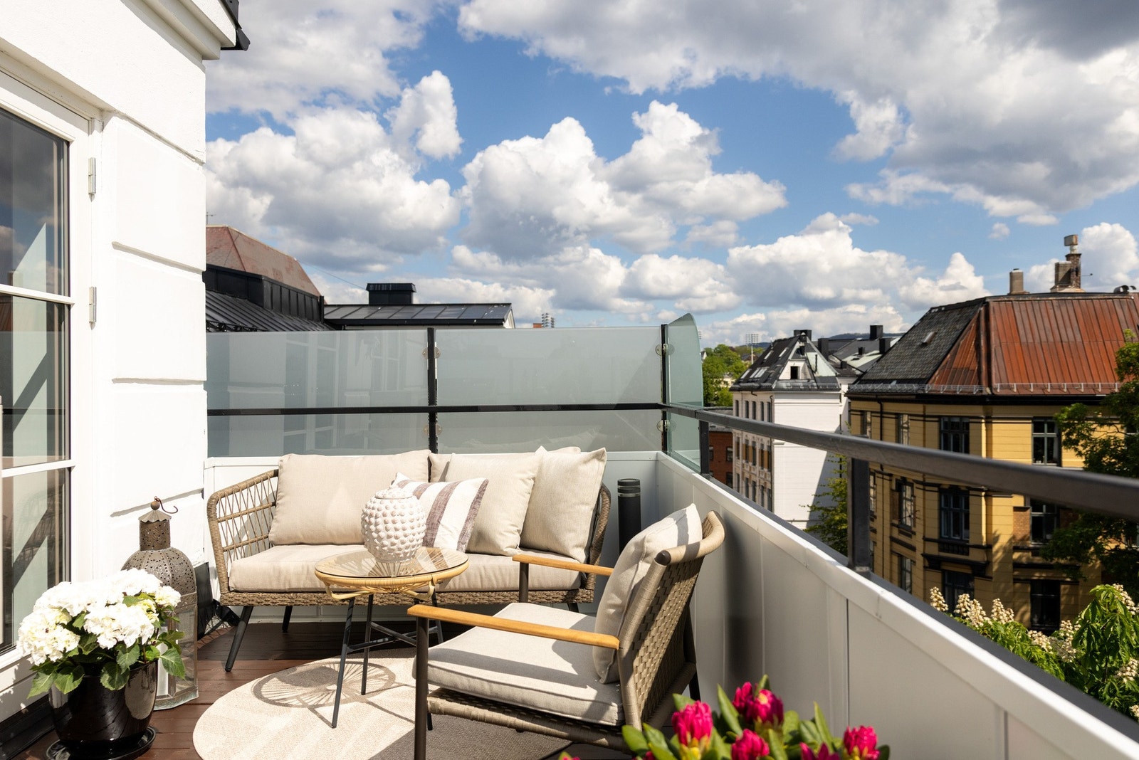 Fra terrassen er det åpen utsikt over nabolagets tak og grøntarealer. Galleribilde