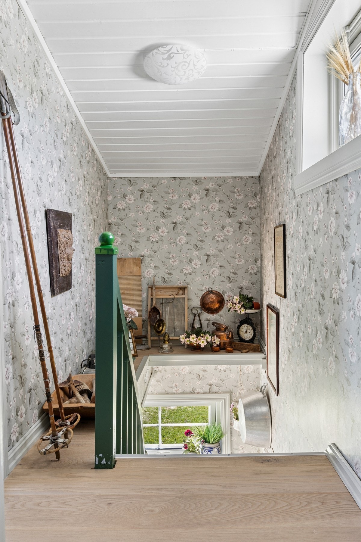 Loftsgang med skjønn blomstertapet. Galleribilde