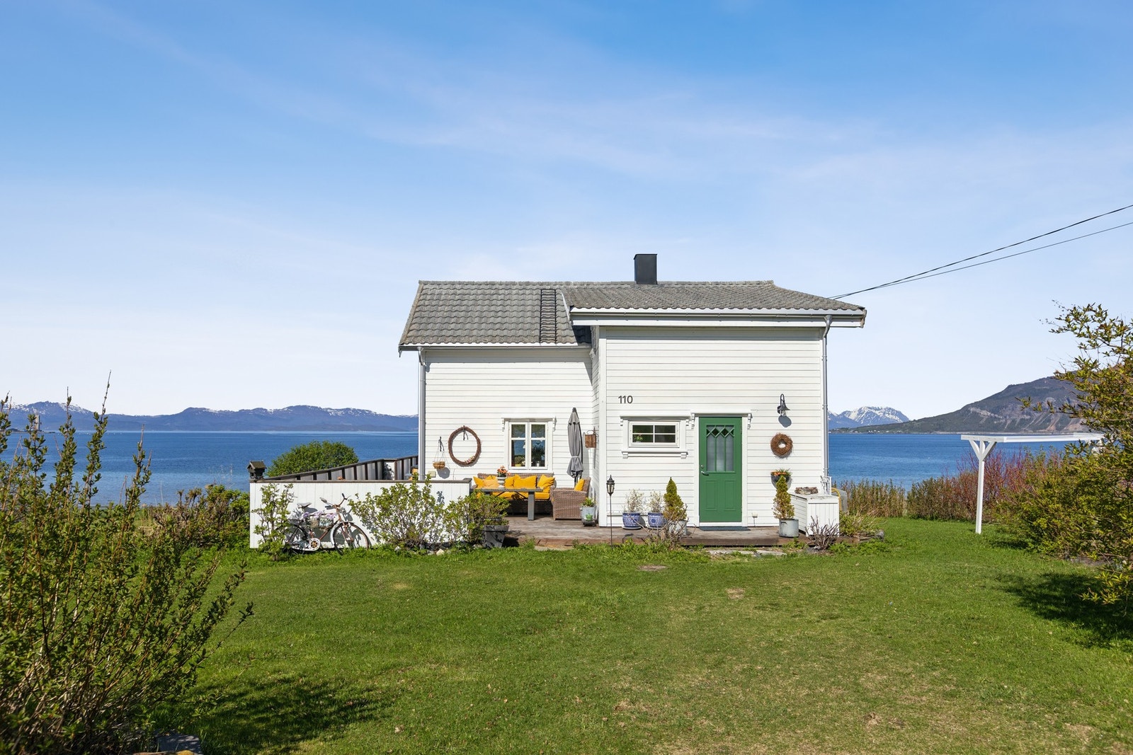Et grønt, vakkert tun i åpent landskap. Galleribilde