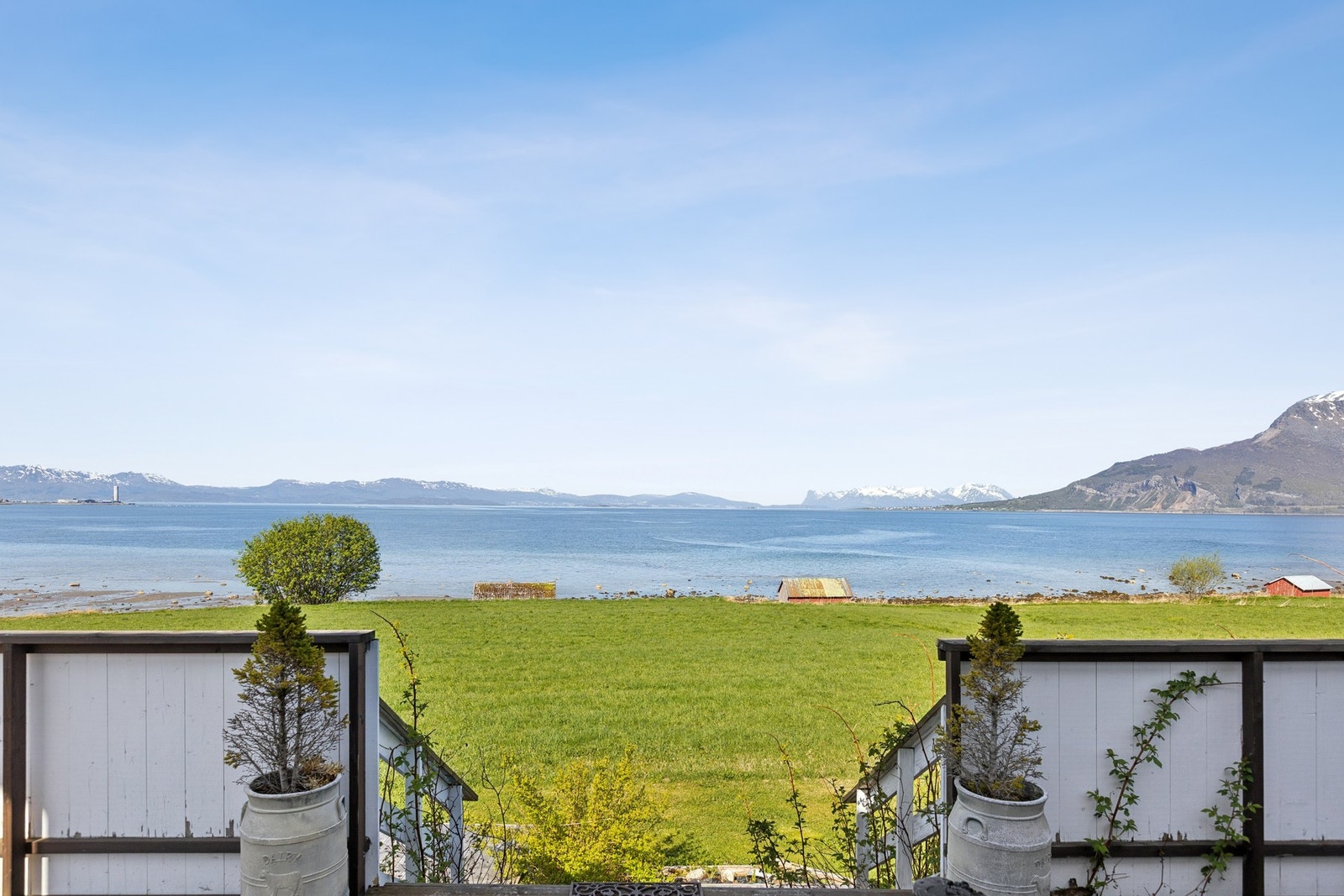 Terrasse og utsikt mot Astafjorden og naustet nedenfor. Galleribilde