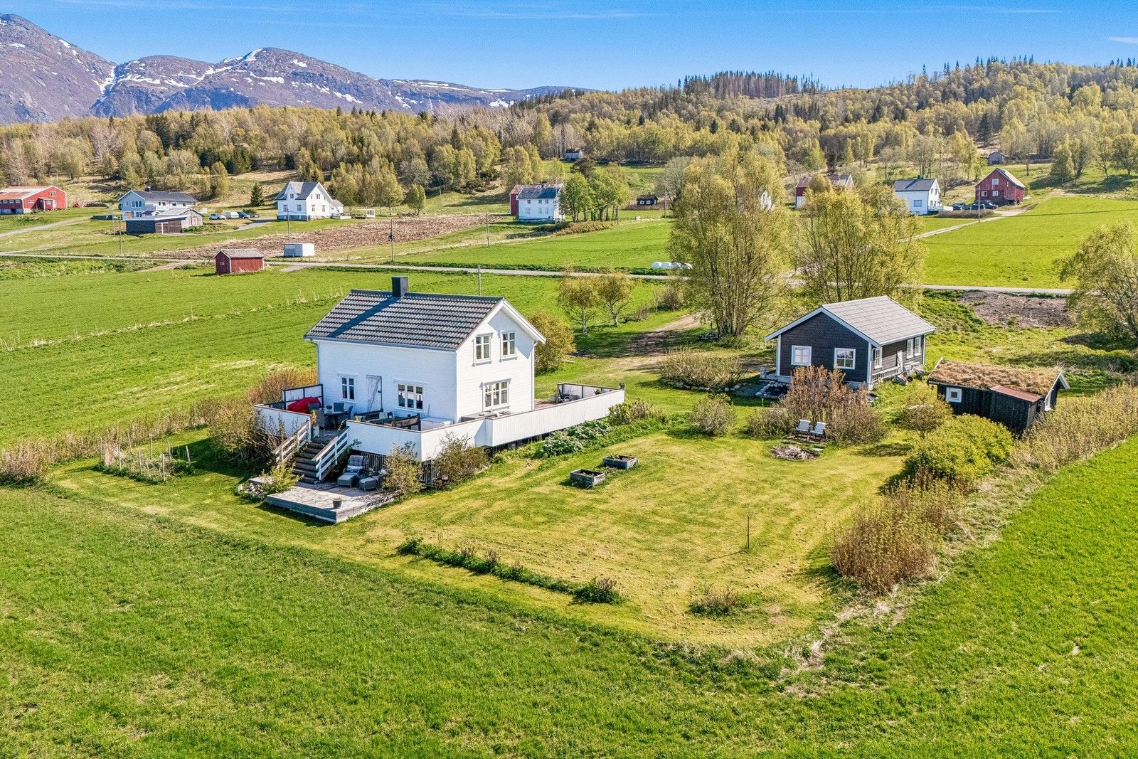 En sjelden mulighet midt mellom dyrka mark og Astafjorden. Galleribilde
