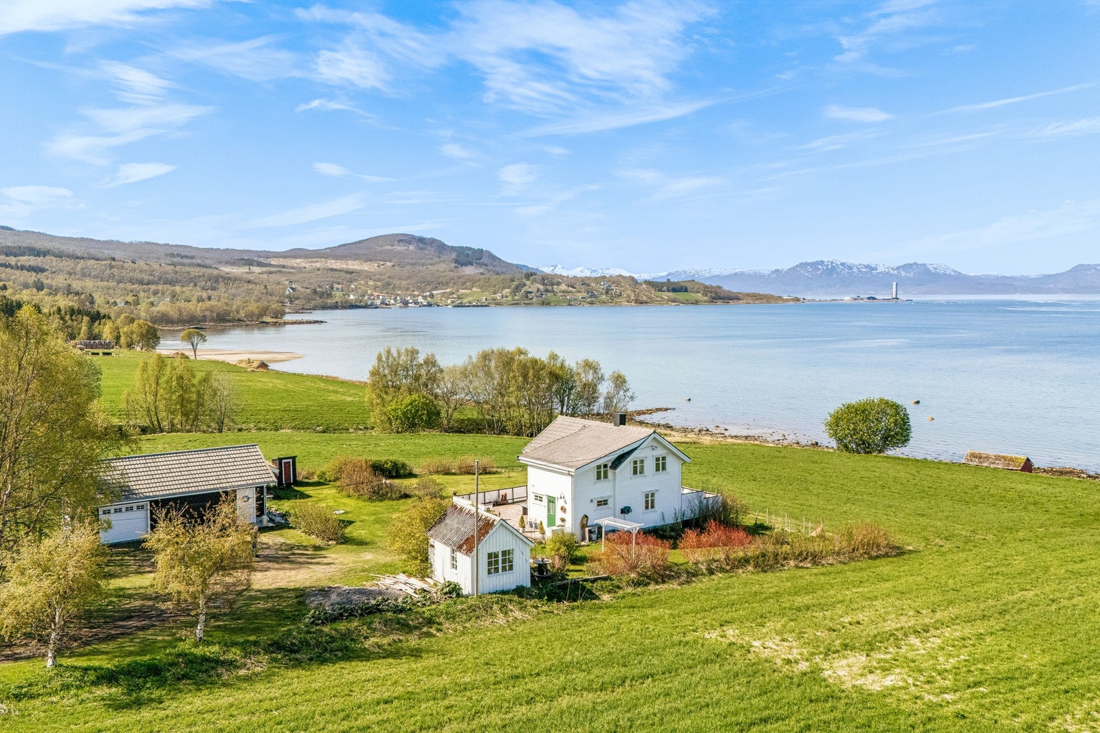 Avdelingsleder/Eiendomsmegler Øyvind Guldhaugen presenterer denne vakre eiendommen på Renså i Tjeldsund kommune. Galleribilde