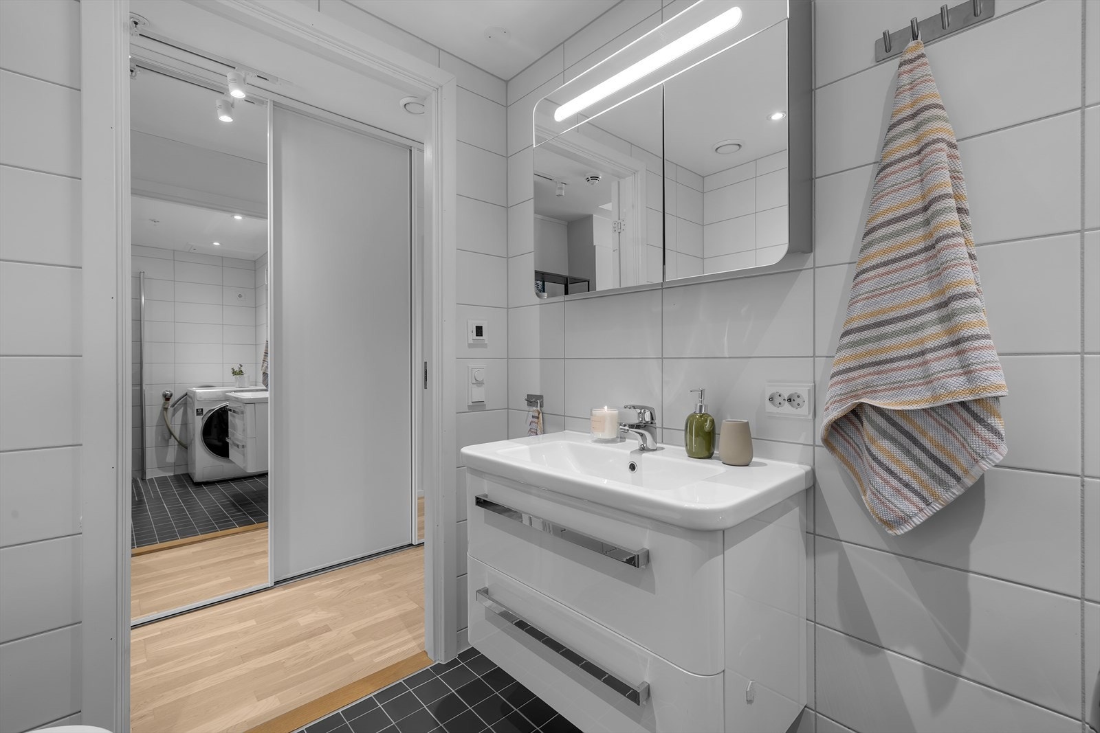 Badet fikk nye gulvfliser i 2023 etter en garantisak Galleribilde
